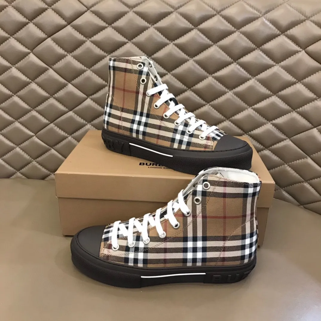 ¥420▫️B’s men’s classic high-top sneakers are reinterpreted in Vintage plaid cotton material and decorated with a new brand logo. First-layer cowhide lining, embossed Burberry logo on the heel, and original TPU outsole! 38-45